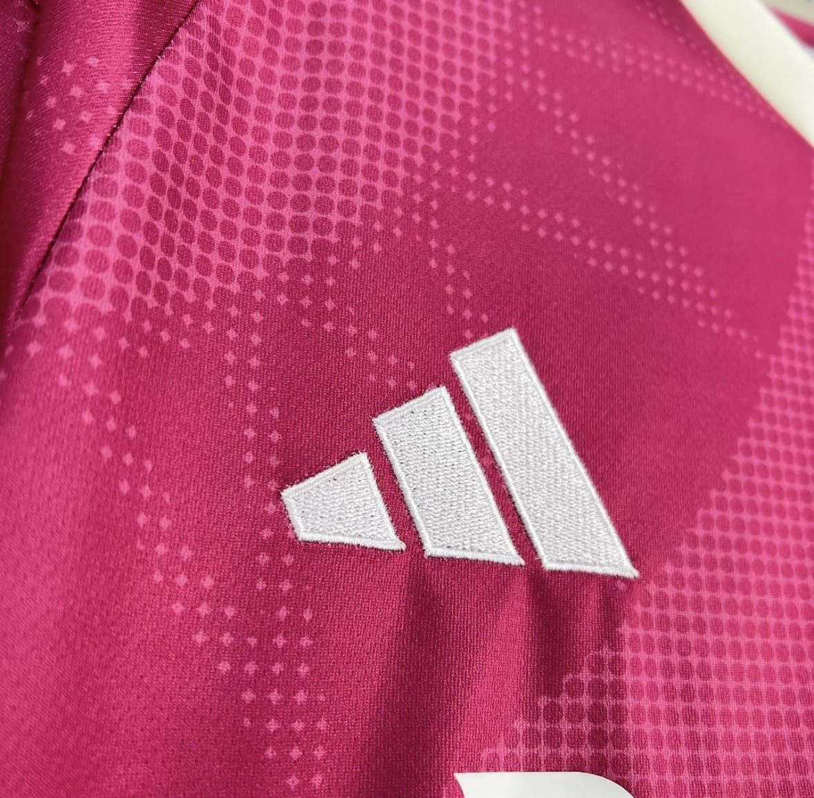 Maillot Real Madrid 2026/27 Third – Rose Édition Premium Prestige Maillot